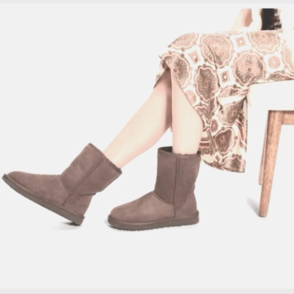 UGG classic Short II Boots in  chocolate brown size 7